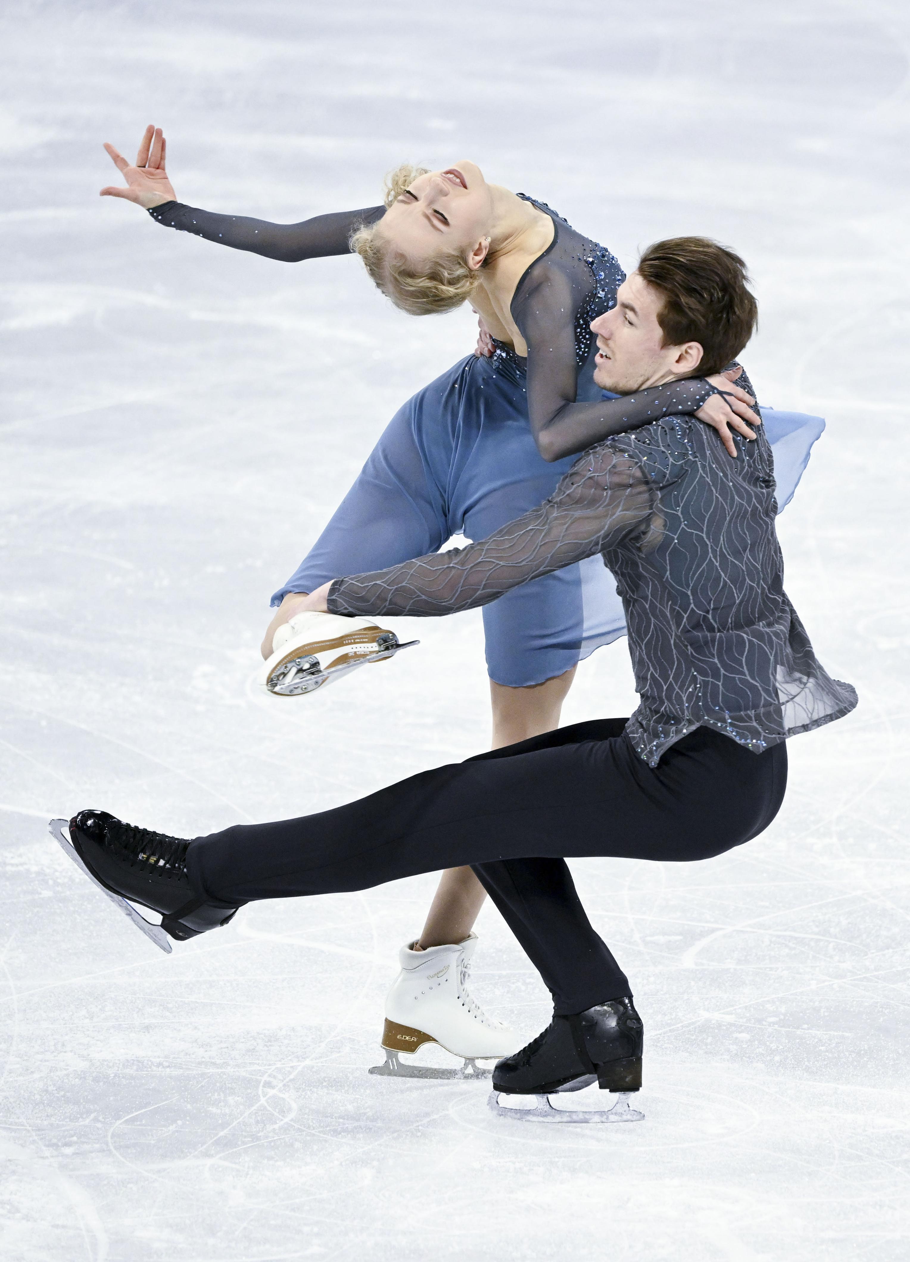 KAIYUNAPP-国际快闪滑冰秀，冰上舞者挥洒青春热情