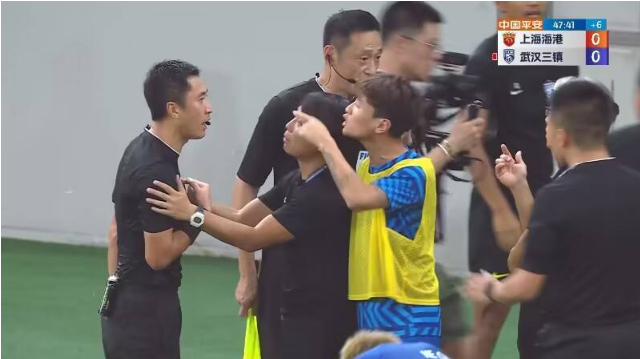 裁判争议:比赛中的争议判罚剖析 裁判争议:比赛中的争议判罚剖析