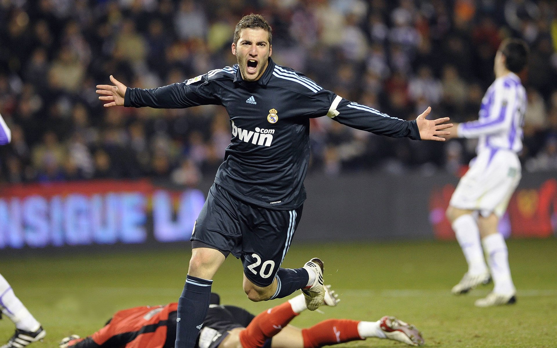 卡塔尔巴林世界杯预选赛开幕,球迷热情观战,2022卡塔尔世界杯巴西